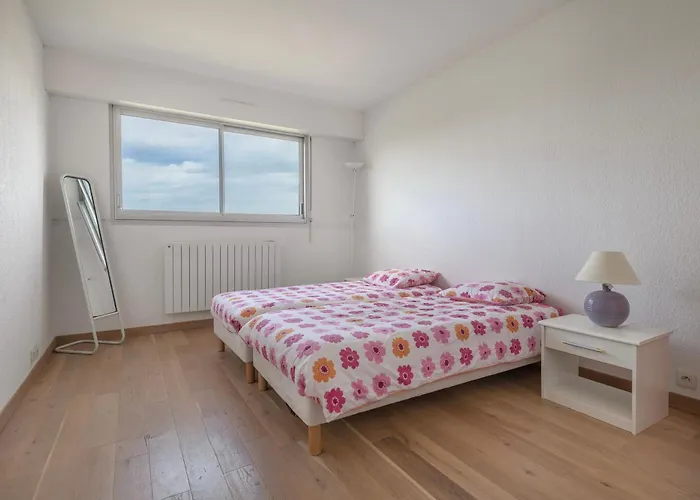 Апартаменты Spacious Bay View Floor 9 Parking Ла-Боль-Эскублак